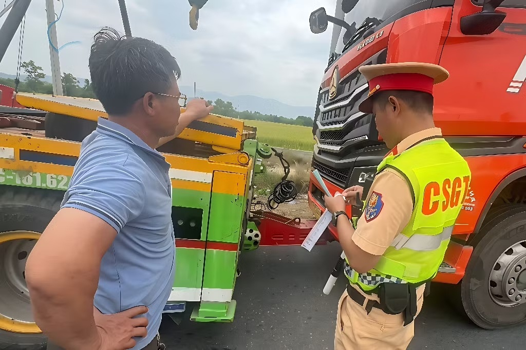 Xe tai dinh loat loi, tai xe, chu xe bi phat hon 100 trieu dong hinh anh