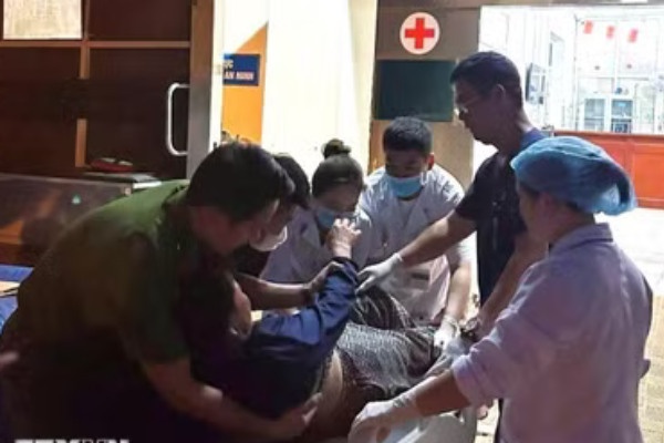 Cuu kip thoi mot phu nu bi thuong nang sau tai nan tren Quoc lo 48 hinh anh