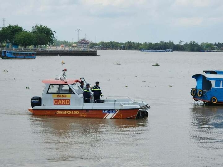 Hai nguoi dan ong mat tich tren song Tien sau buoi nhau sinh nhat hinh anh