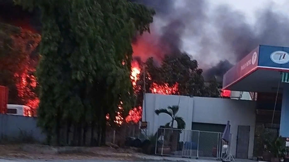 Chay nha kho sat vach cay xang o TP.HCM hinh anh