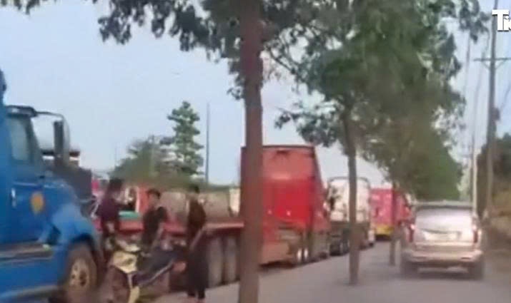 Clip oto leo via he 'ne ket xe' o KCN Song Than hinh anh