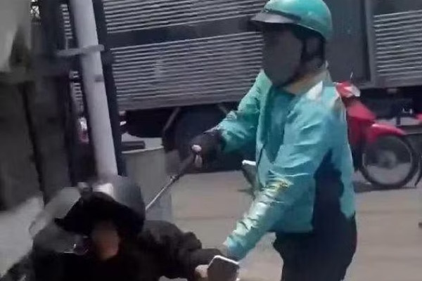 Xu ly tai xe xe cong nghe dung gay danh nguoi sau va cham tai TP.HCM hinh anh