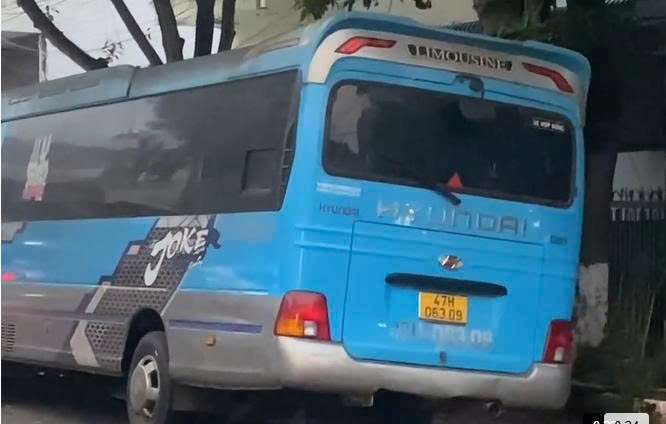 Tai xe bo mac xe khach truoc nha dan suot 7 thang hinh anh