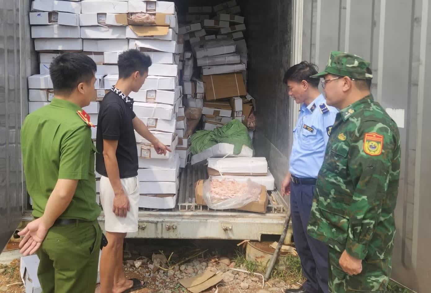 Bat giu gan 26 tan thuc pham dong lanh khong ro nguon goc hinh anh