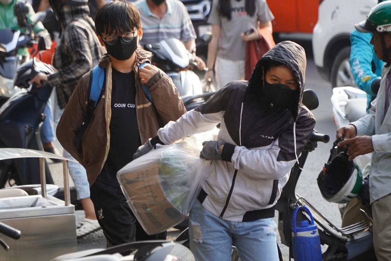 Nguoi dan un un roi TP.HCM, bat dau nghi le hinh anh