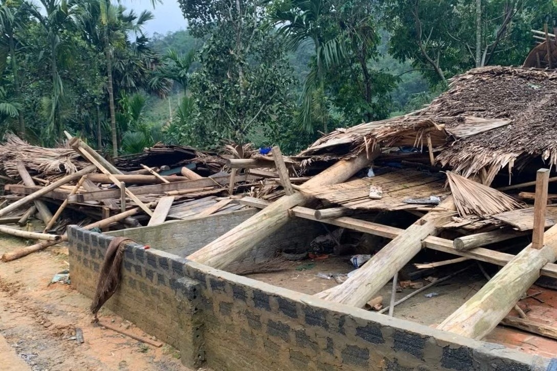 Giong loc cuon sap nha dan, be trai 13 tuoi tu vong hinh anh