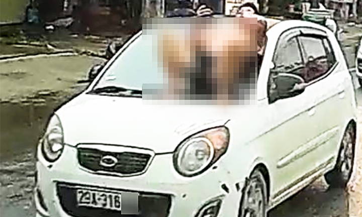 Danh tinh thanh nien tren nap capo oto dang chay o Ha Noi hinh anh