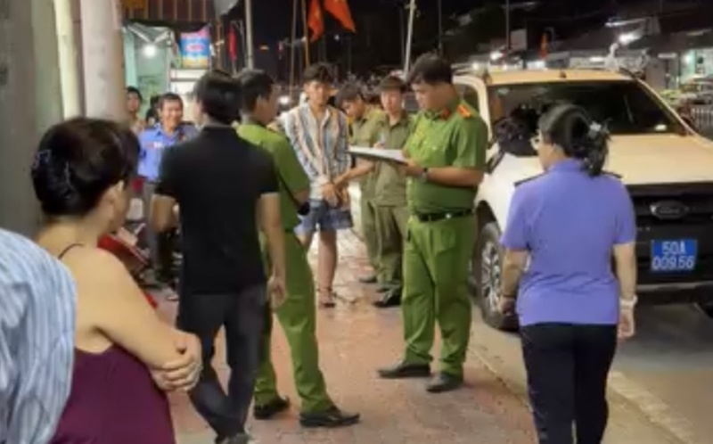 Bat doi tuong vo mua roi giat vang bo chay hinh anh