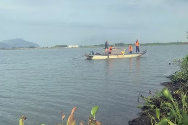 Khan truong tim kiem mot nguoi nuoc ngoai mat tich o ho Da Den hinh anh
