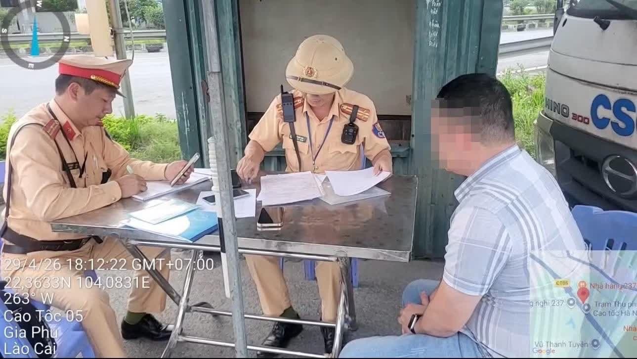 Bi tuoc bang lai,  vi nong do con anh 1