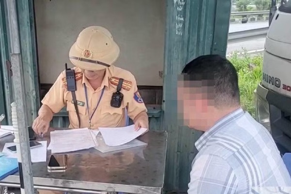 Bi tuoc bang lai vi nong do con, can bo xa van lai xe tren cao toc hinh anh