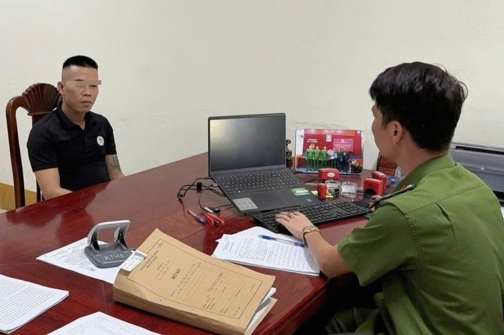 Danh tinh nguoi dan ong tat shipper tai truong mam non hinh anh