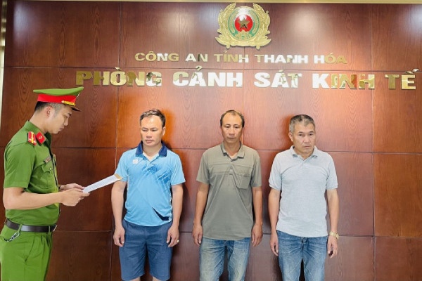 Khoi to 3 doi tuong khai thac dat trai phep hinh anh