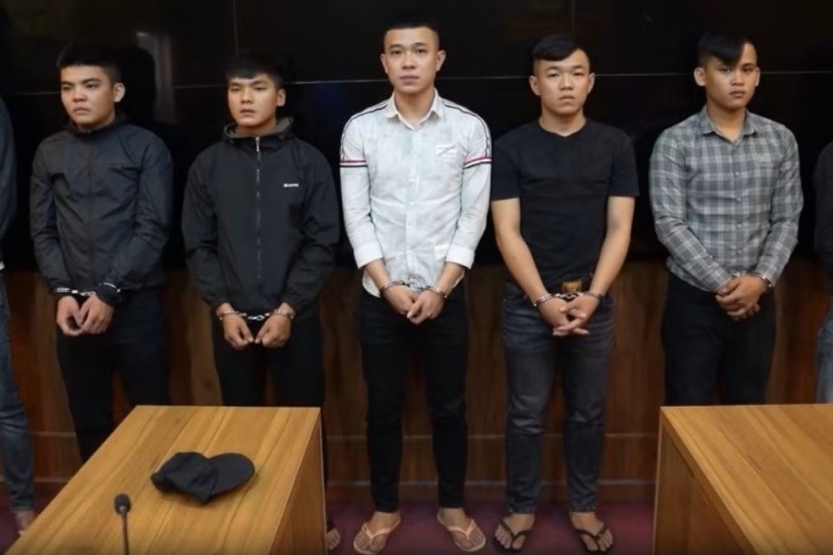 Vac phong lon, mac tu che chem nhau nao loan quan nhau hinh anh