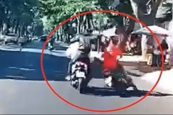 Thanh nien bi danh bang mu bao hiem khi dang lai xe o TP.HCM hinh anh