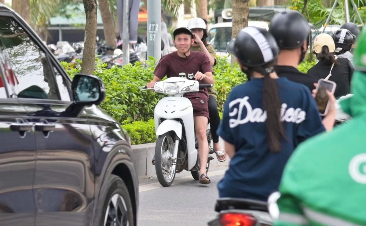 Nhieu thanh nien ro ga, quay xe chay khi thay CSGT nhung khong thoat hinh anh