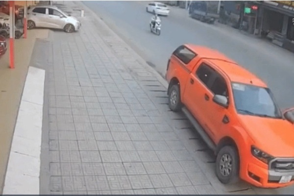 Dieu tra vu oto vuot phai dam trung tai xe dang mo cua xe hinh anh