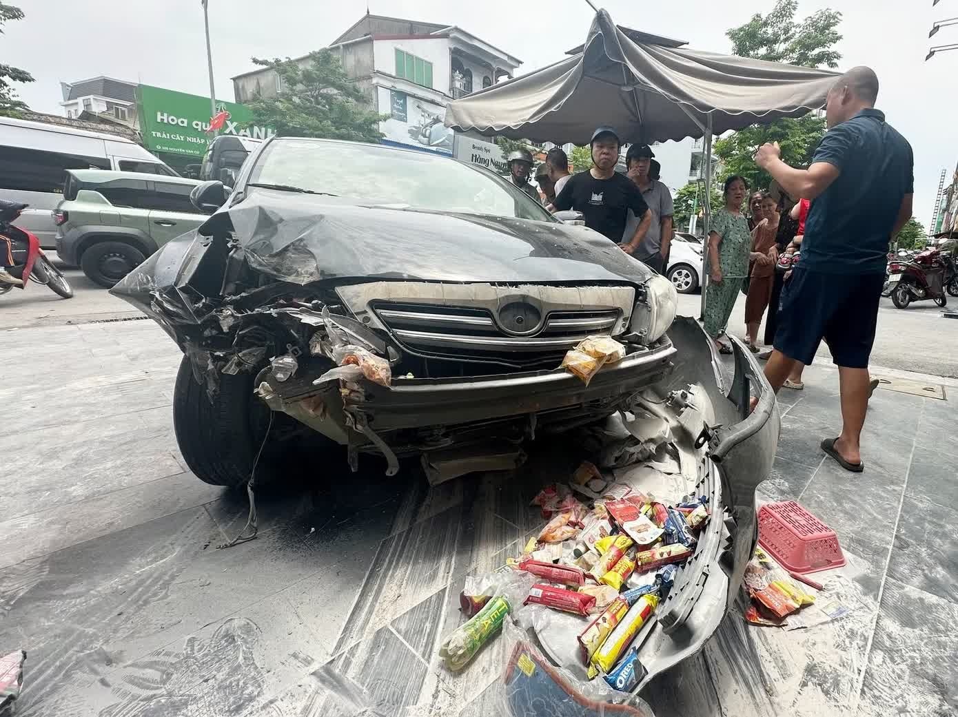 Oto lao len via he, tong cua hang tap hoa roi boc chay o Nghe An hinh anh