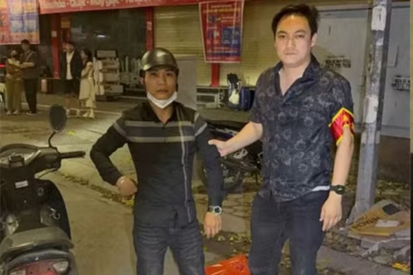 Dang cho giao hang, nam shipper cung 10 gian phao hoa bi bat giu hinh anh