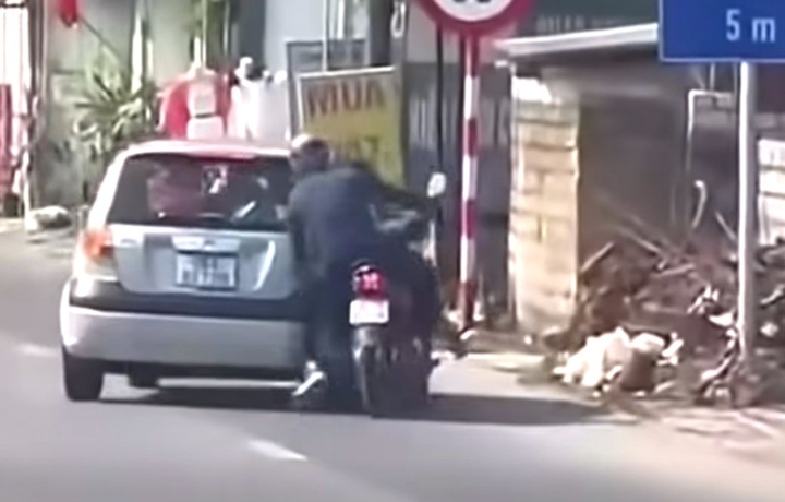 Loi khai tai xe oto danh lai chen nga xe may o Thanh Hoa hinh anh