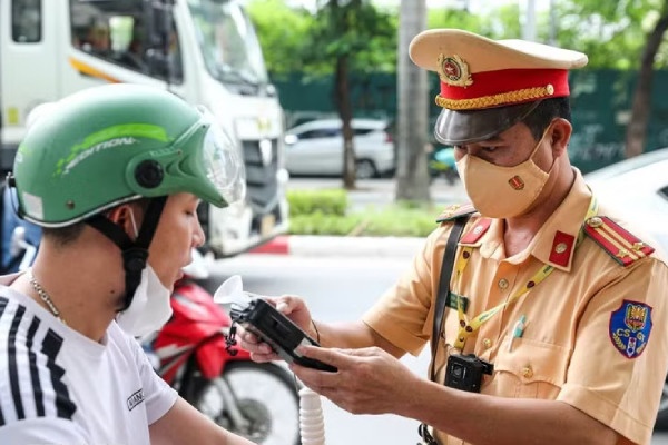 Ngay 30/4, tai nan giam sau, hon 2.100 truong hop vi pham nong do con hinh anh