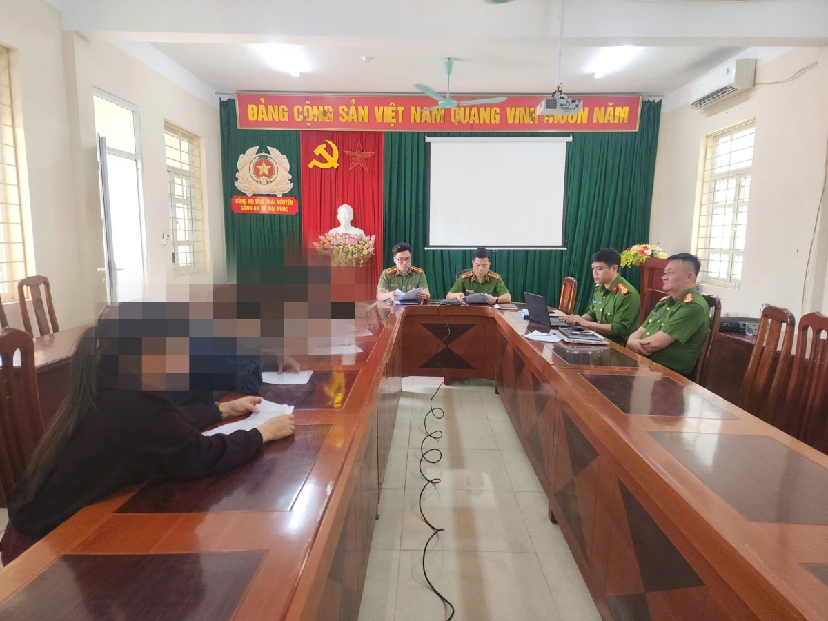 Xu phat nhom nguoi mac phan cam, nhay mua tai khu di tich lich su hinh anh