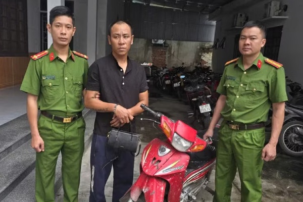 Tam giu hinh su doi tuong co 8 tien an cuop giat tai san hinh anh