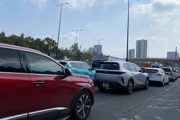 Ket xe hon 10 km o TP.HCM, phuong tien xep hang giua nang nong hinh anh