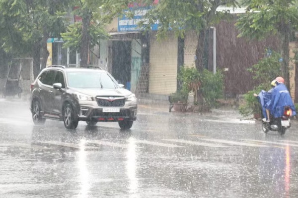 Thoi tiet ngay 3/5: Mua dong dien rong, Bac Bo co noi mua rat to hinh anh