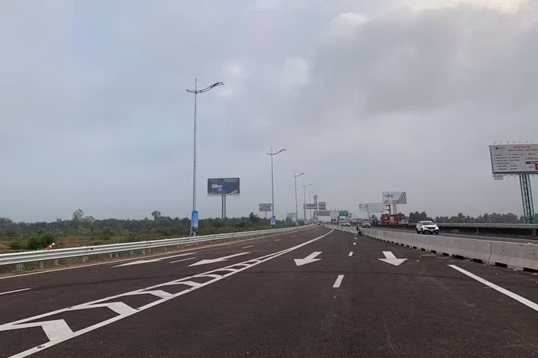 Dung xe tren cao toc di ve sinh, bi oto khach dam tu vong tai cho hinh anh