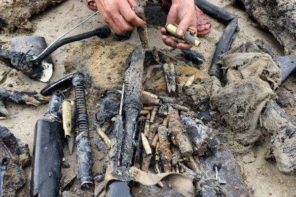 Tieu huy cac vat lieu no thu duoc khi truc vot xe tang o bien Quy Nhon hinh anh