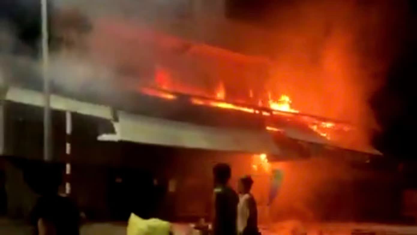 Chay vua phe lieu trong dem hinh anh