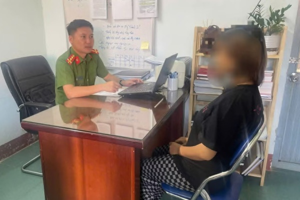 Nhet giay vao mieng con moi sinh roi giau sau bon cau hinh anh