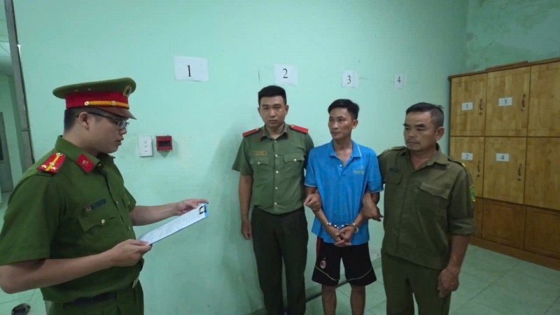 Tam giu khan cap,  cha duong,  danh con rieng anh 1