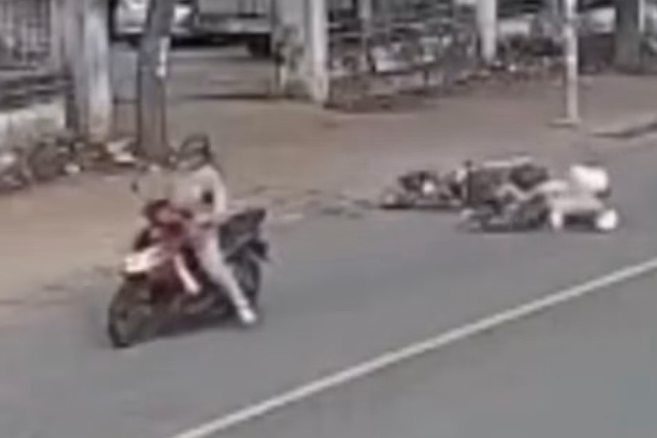 Nguoi phu nu bo mac nan nhan sau va cham giao thong o TP.HCM hinh anh