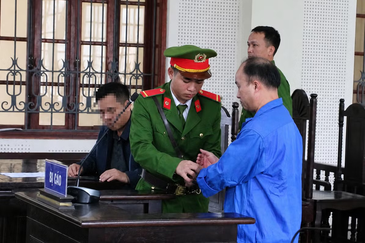 Ong bo 7 con,  Vao vong lao ly anh 2
