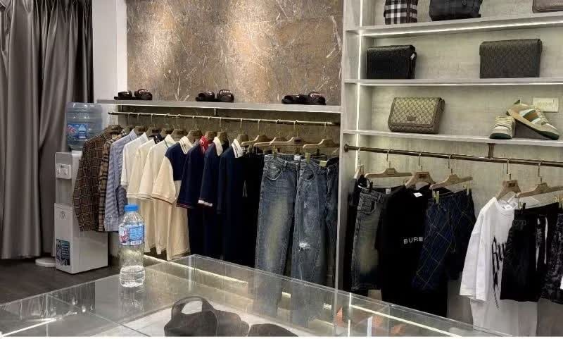 Kiem tra cua hang thoi trang co dau hieu gia mao nhan hieu Burberry, Gucci hinh anh