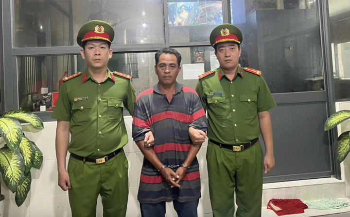 Giup anh trai vi pham nong do con bo chay, nguoi dan ong danh CSGT hinh anh