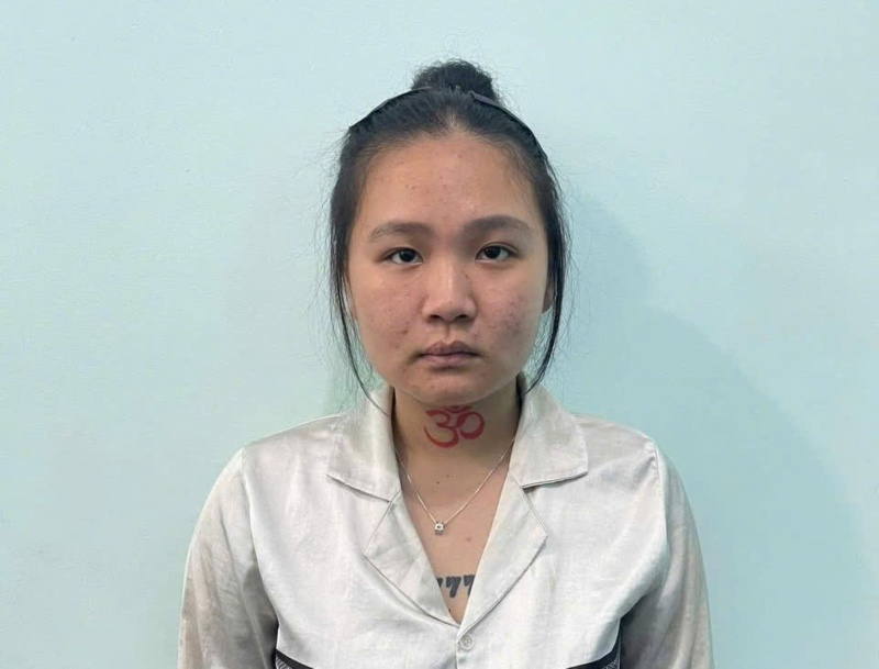 Nu sinh,  bi truy na anh 1