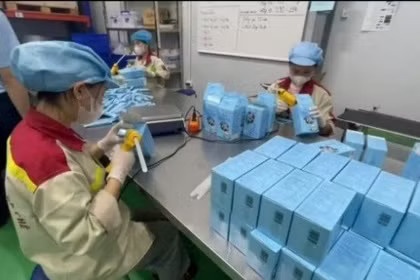 Khoi to 4 bi can vu san xuat hon 220.000 goi ca phe hoa tan gia hinh anh
