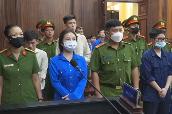 Tu hinh nu DJ cam dau duong day san xuat 'nuoc vui' chua ma tuy hinh anh