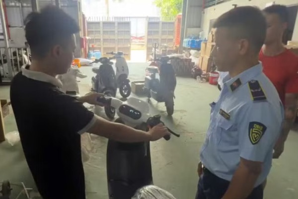 Tiep tuc phat hien mot cong ty 'do' xe dap dien thanh xe may dien hinh anh