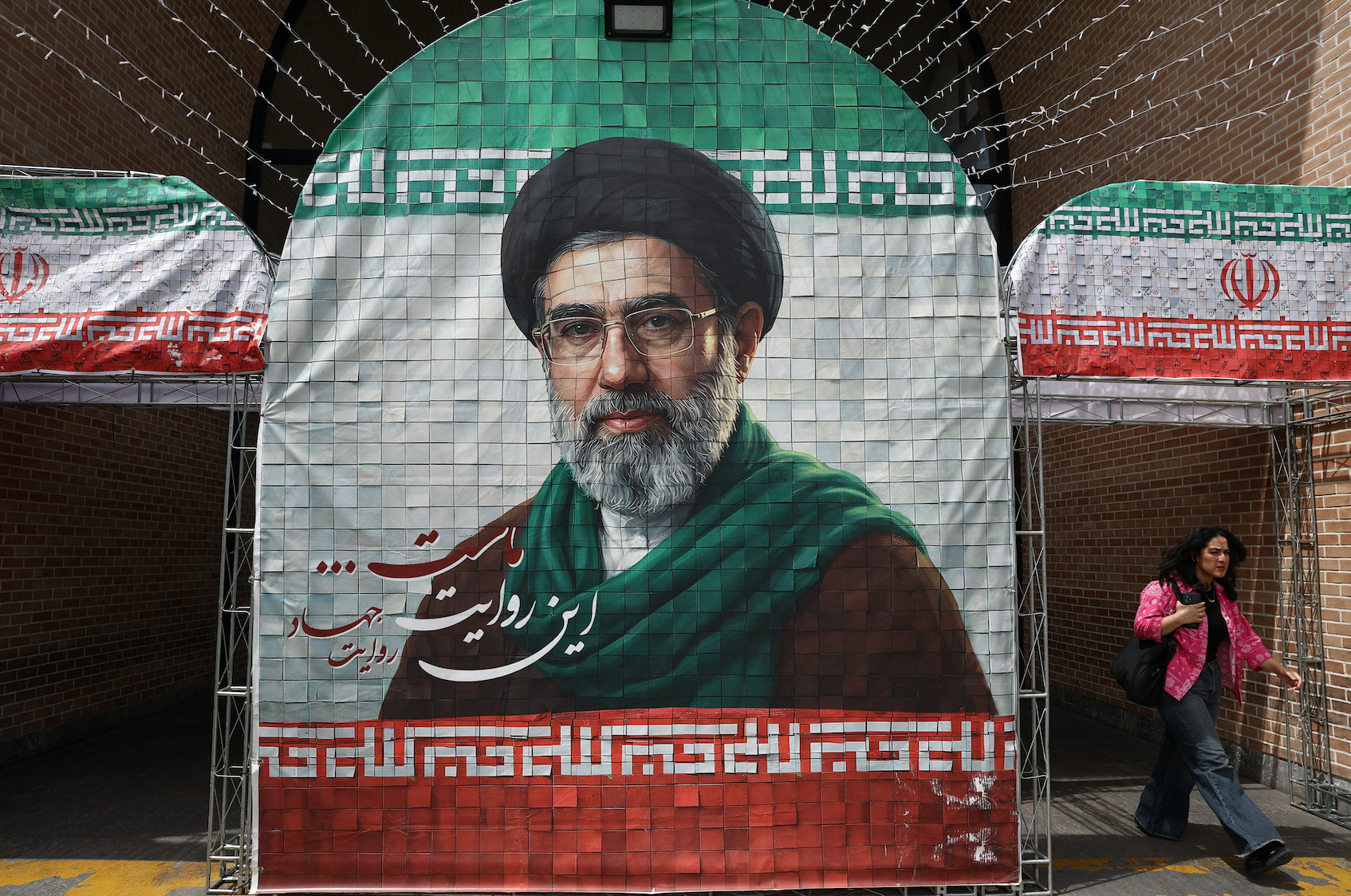 Lanh tu Toi cao Iran ra chi dao moi voi quan doi hinh anh