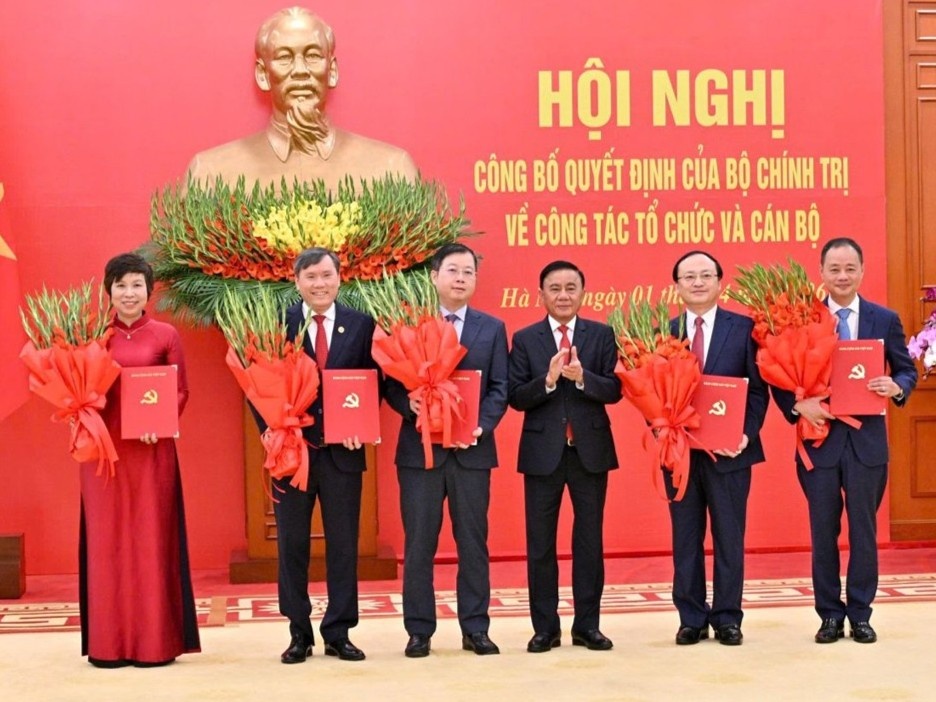 Bo Chinh tri dieu chinh phan cap quan ly can bo lanh dao tai VOV, VTV, TTXVN hinh anh