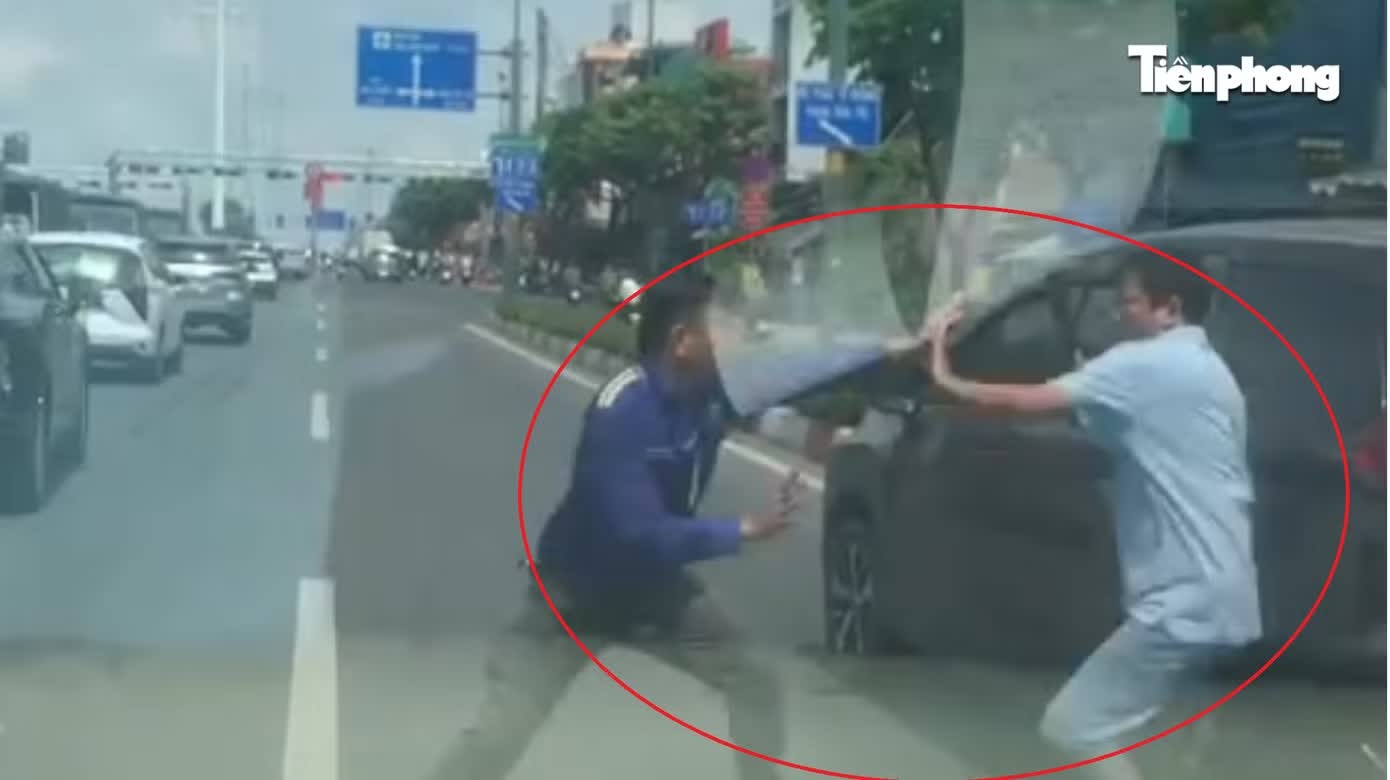 Dung oto giua duong,  Ti thi vo thuat anh 1