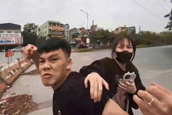 Khoi to doi tuong lao xe, tan cong canh sat giao thong o Bac Ninh hinh anh