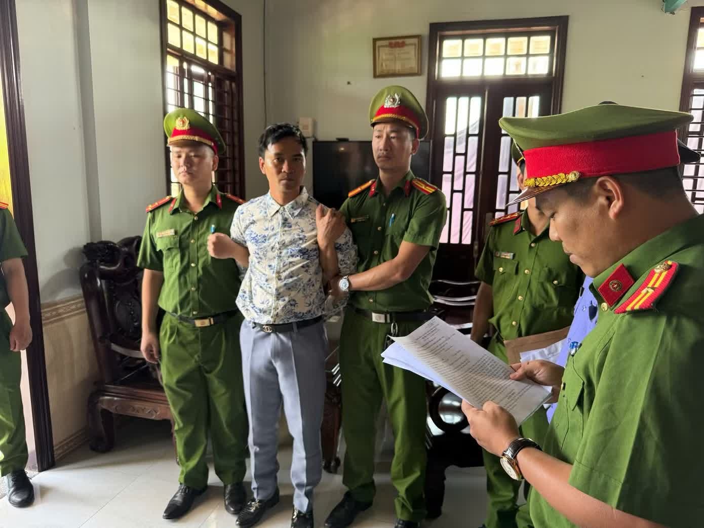 Vua bi khoi to, chu tiem cay canh o Hue lo them hanh vi danh chui me hinh anh