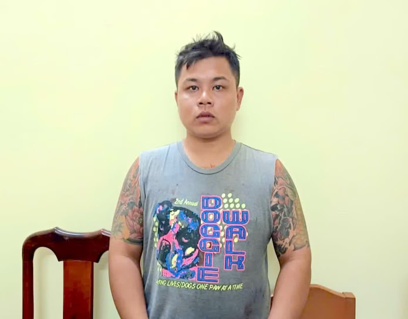 Thu dao,  Di thap tung,  ba chu cu anh 1