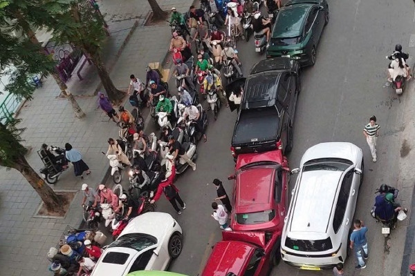 7 oto va cham don toa tren duong Kim Nguu o Ha Noi hinh anh