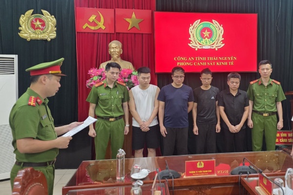 Bat 4 tai xe taxi dung thiet bi pha song vo hieu hoa 'mat than' de gian lan cuoc hinh anh